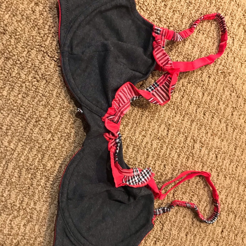 Victoria’s Secret grey bra